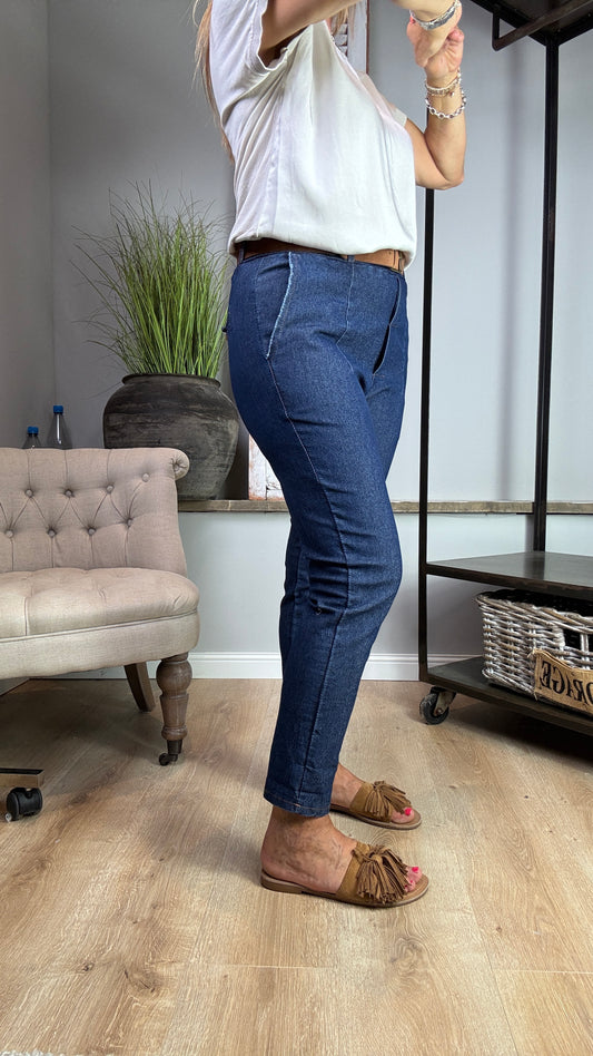 Jeans mit Gürtel